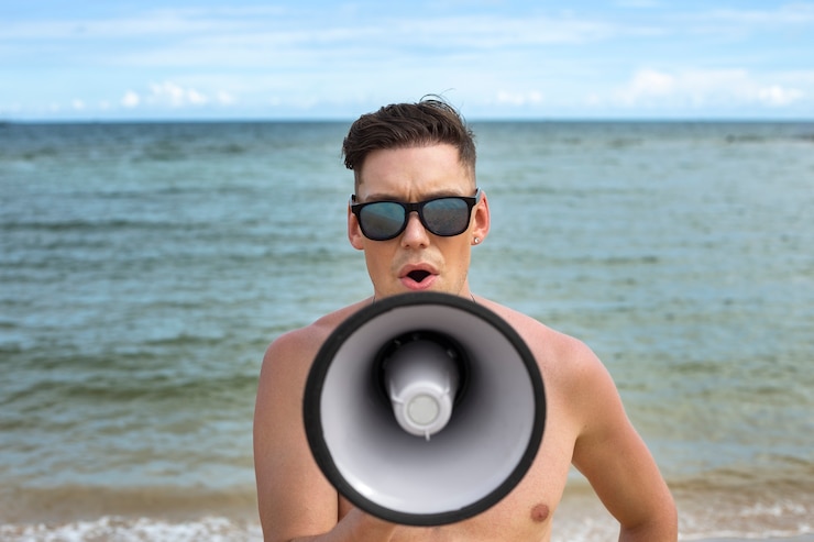 Kostenlose Foto vorderansicht-rettungsschwimmer, der megaphon hält