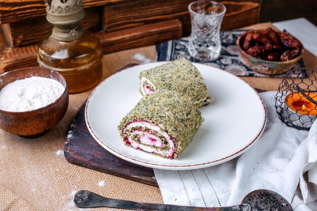 Vorderansicht rollt Gemüse lecker in weißer Platte um Mehl auf dem braunen Boden