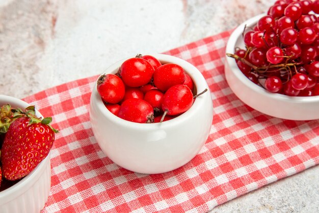 Vorderansicht rote Früchte mit Beeren auf dem weißen Tisch frische rote Früchte Beere