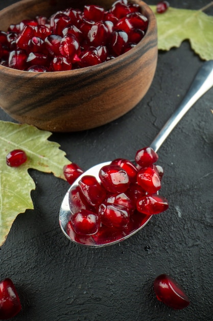 Vorderansicht rote Granatäpfel auf grauen Fruchtfarbfotobäumen geschält