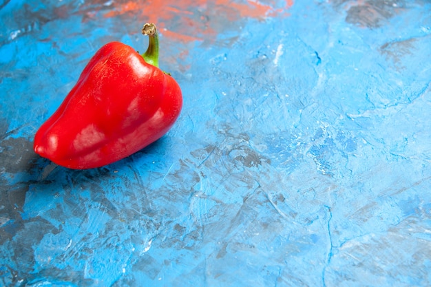 Vorderansicht rote paprika auf blauem tisch farbfoto essen salat gemüse