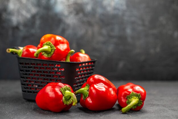 Vorderansicht rote Paprika würziges Gemüse auf dunklem Hintergrund