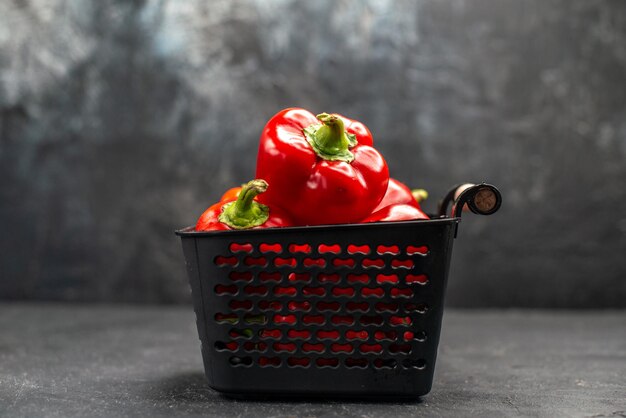 Vorderansicht rote Paprika würziges Gemüse auf dunklem Hintergrund