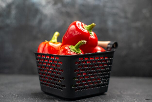 Vorderansicht rote Paprika würziges Gemüse auf dunklem Hintergrund