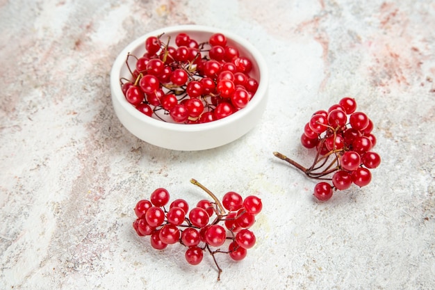 Kostenloses Foto vorderansicht rote preiselbeeren auf weißem tisch frische rote beerenfrucht