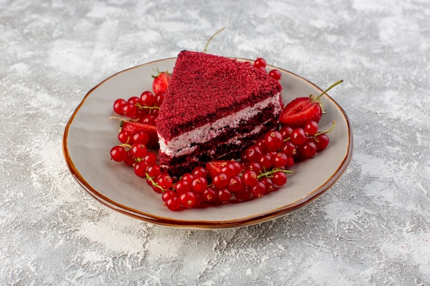 Kostenloses Foto vorderansicht rotes kuchenstück obstkuchenstück innerhalb platte mit frischen preiselbeeren auf grau