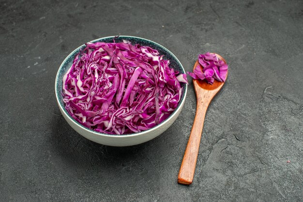 Vorderansicht Rotkohl in Scheiben geschnitten auf dunklem Tisch Salat Salat Gesundheitsdiät reif