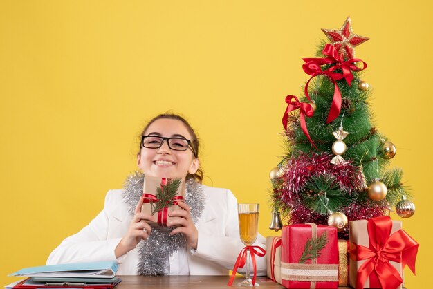 Vorderansicht Ärztin, die Weihnachtsgeschenk hält