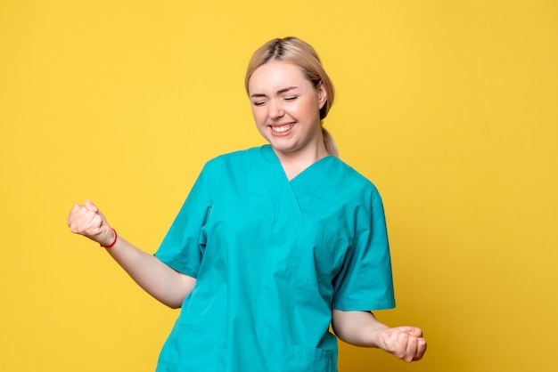 Vorderansicht Ärztin im medizinischen Hemd erfreut, Sanitäter Emotion Covid-19 Krankenschwester Pandemie
