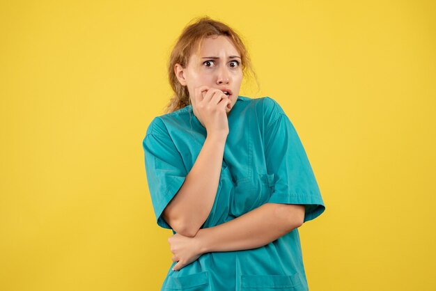 Vorderansicht Ärztin im medizinischen Hemd erschrocken, Krankenhausgesundheitsmediziner covid Krankenschwesterfarben