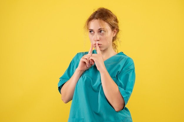 Vorderansicht Ärztin im medizinischen Hemd, Farbe covid-19 Krankenschwestergesundheitsmediziner