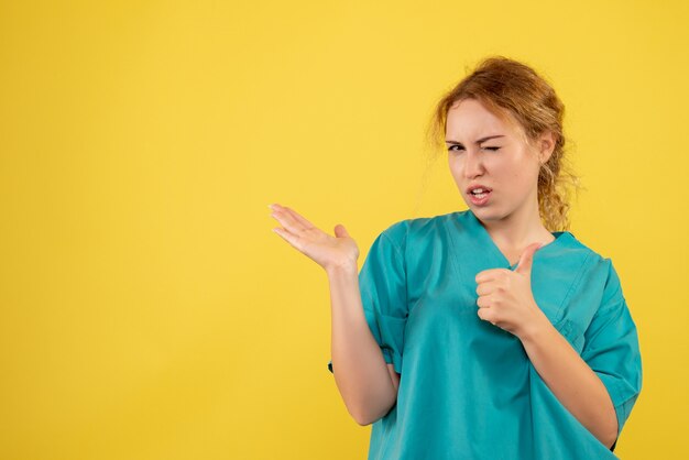 Vorderansicht Ärztin im medizinischen Hemd, Farbe Gesundheit Krankenschwester Sanitäter Covid-19 Emotion