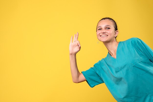 Vorderansicht Ärztin im medizinischen Hemd, Farbe Gesundheitskrankenhaus Emotion Krankenschwester Sanitäter covid-