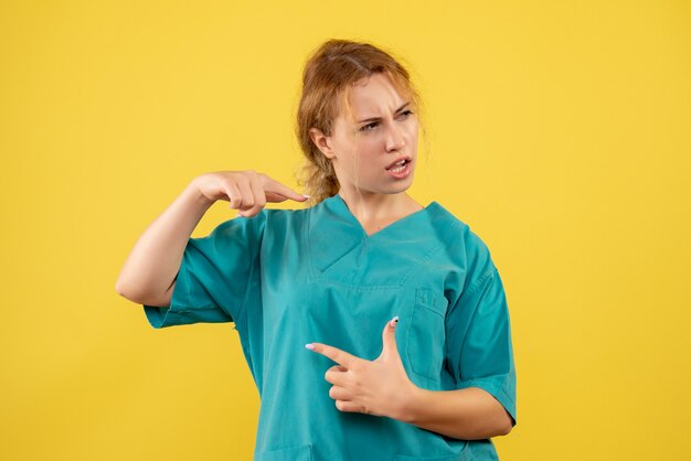 Vorderansicht Ärztin im medizinischen Hemd, Farben covid-19 Krankenschwestergesundheitsmediziner