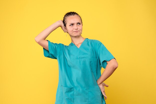 Vorderansicht Ärztin im medizinischen Hemd, Gesundheitsemotionskrankenschwester covid-19-Virus färbt Krankenhaus