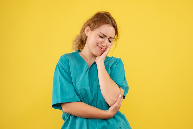 Vorderansicht Ärztin im medizinischen Hemd, Gesundheitsfarbe Krankenhausmediziner covid Krankenschwester