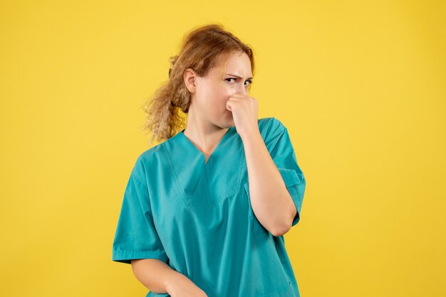 Vorderansicht Ärztin im medizinischen Hemd, Gesundheitsmediziner covid Farbe Krankenhauskrankenschwester