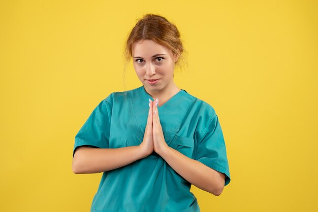 Vorderansicht Ärztin im medizinischen Hemd, Gesundheitsmediziner covid Farbe Krankenhauskrankenschwester