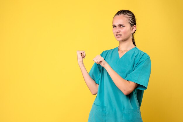 Vorderansicht Ärztin im medizinischen Hemd, Gesundheitsmediziner-Emotions-Covid-Krankenschwester-Krankenhausfarbe