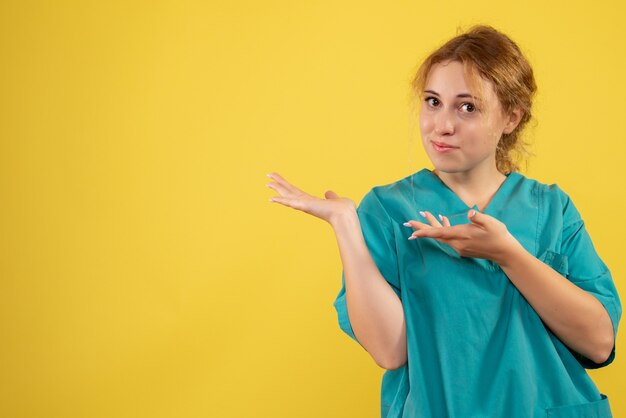 Vorderansicht Ärztin im medizinischen Hemd, Krankenschwester Medizin covid-19 Farbe Gesundheit Emotion