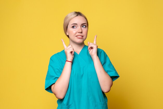 Vorderansicht Ärztin im medizinischen Hemd, Krankenschwester Sanzid Covid Emotion