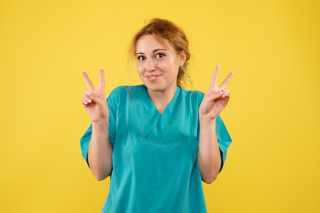 Vorderansicht Ärztin im medizinischen Hemd lächelnd, Krankenhausmediziner covid Krankenschwester Farbgesundheit