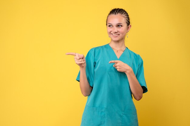 Vorderansicht Ärztin im medizinischen Hemd, medizinische Emotion covid Farbe Gesundheit Krankenschwester