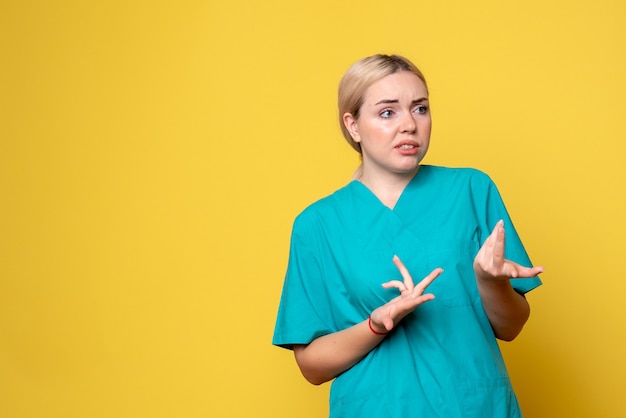 Vorderansicht Ärztin im medizinischen Hemd, medizinische Emotionen Krankenhaus Covid Pandemie Krankenschwester