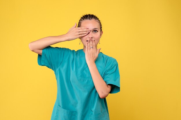 Vorderansicht Ärztin im medizinischen Hemd, medizinische Gesundheitsgefühle Covid Farbe Krankenschwester Krankenhaus