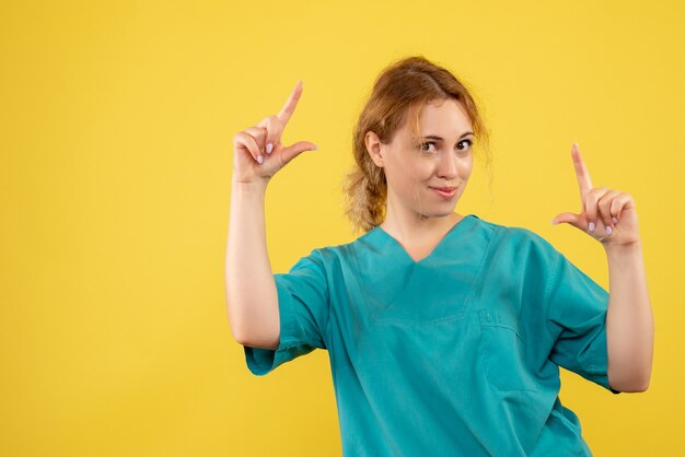Vorderansicht Ärztin im medizinischen Hemd, medizinische Krankenschwester covid-19 Gesundheitsfarbe