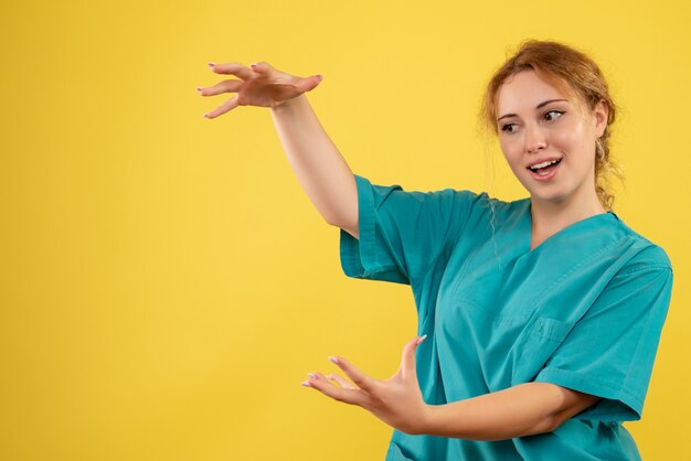 Vorderansicht Ärztin im medizinischen Hemd, medizinische Krankenschwester covid-19 Gesundheitsfarbe