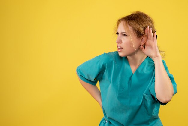 Vorderansicht Ärztin im medizinischen Hemd, medizinische Krankenschwester Krankenhaus covid Gesundheitsfarbe