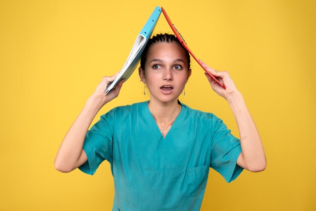 Vorderansicht Ärztin im medizinischen Hemd mit Notizen, Krankenhausfarbe Gesundheitskrankenschwester covid-19 Emotionsmediziner