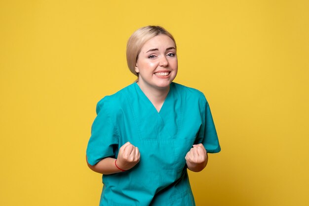 Vorderansicht Ärztin im medizinischen Hemd, Sanitäterpandemie covid Krankenschwester Emotion