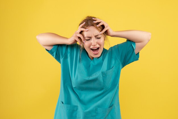 Vorderansicht Ärztin im medizinischen Hemd schreien, Farbe Emotion Gesundheit Covid-19 Krankenschwester Sanitäter