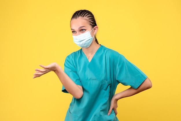 Vorderansicht Ärztin im medizinischen Hemd und in der Maske, Krankenkrankenhauskrankenhausvirus covid-19 Farbe