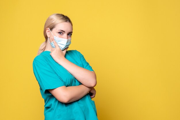 Vorderansicht Ärztin im medizinischen Hemd und in der sterilen Maske, Krankenhausarztkrankenschwestergesundheits-Covid