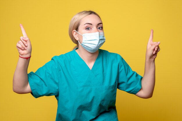 Vorderansicht Ärztin im medizinischen Hemd und in der sterilen Maske, Krankenhausmediziner-kovid pandemische Gesundheitskrankenschwester