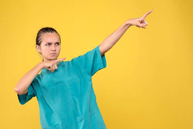 Vorderansicht Ärztin im medizinischen Hemd, Virusgesundheitsgefühle covid-19-Farbkrankenschwesterkrankenhaus