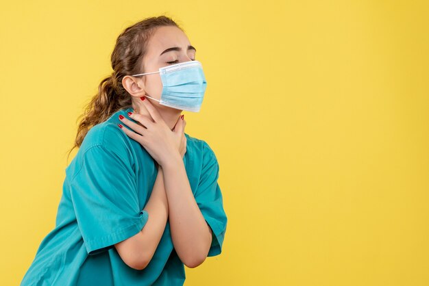Vorderansicht Ärztin in medizinischem Hemd und Maske, Gesundheit covid-19 Pandemie-Farbuniform