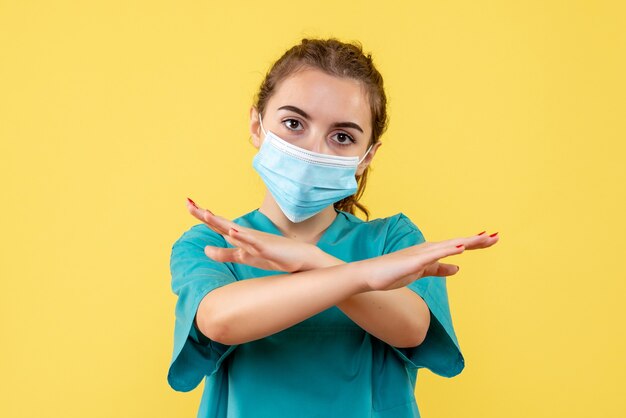 Vorderansicht Ärztin in medizinischem Hemd und Maske, Gesundheitsfarbpandemievirus covid-19 Coronavirus