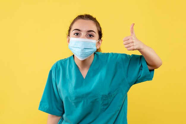 Vorderansicht Ärztin in medizinischem Hemd und Maske, Gesundheitspandemiefarbe covid-19-Virusuniform