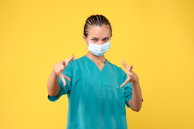 Vorderansicht Ärztin in medizinischem Hemd und Maske, Krankenpflegerkrankenhausvirus covid-19-Pandemiefarbe