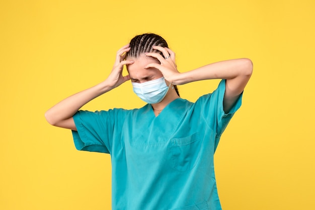 Vorderansicht Ärztin in medizinischem Hemd und Maske mit Kopfschmerzen, Krankenschwester Pandemiekrankenhaus covid-19 Sanitäter