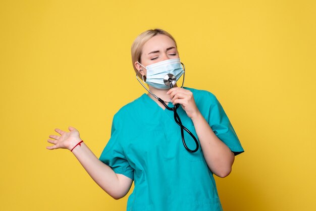 Vorderansicht Ärztin in medizinischem Hemd und Maske mit Stethoskop, Sanitäter covid-19 Krankenhauskrankenschwesterpandemie