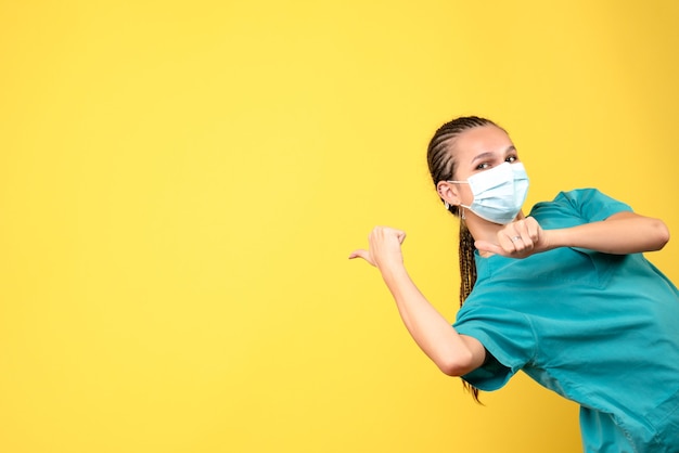 Vorderansicht Ärztin in medizinischem Hemd und Maske, Pandemievirus-Gesundheitskrankenhaus covid Farbkrankenschwester