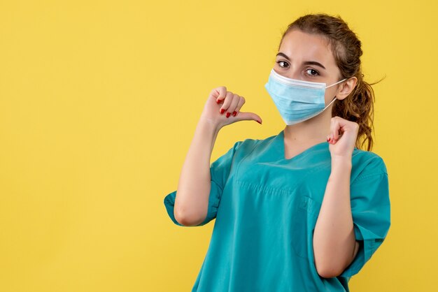 Vorderansicht Ärztin in medizinischem Hemd und Maske, Viruspandemiegesundheitsfarbe covid-19 Coronavirus