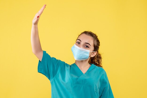 Vorderansicht Ärztin in medizinischem Hemd und steriler Maske, Gesundheitsvirus einheitliche Farbe covid-