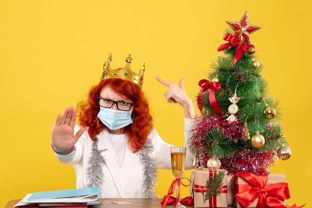 Vorderansicht Ärztin in steriler Maske um Weihnachtsgeschenke