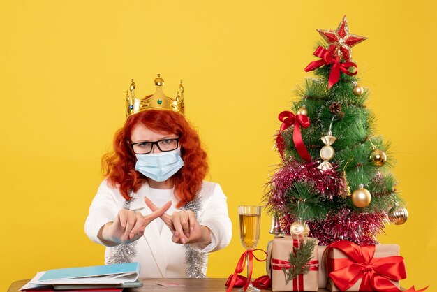 Vorderansicht Ärztin in steriler Maske um Weihnachtsgeschenke